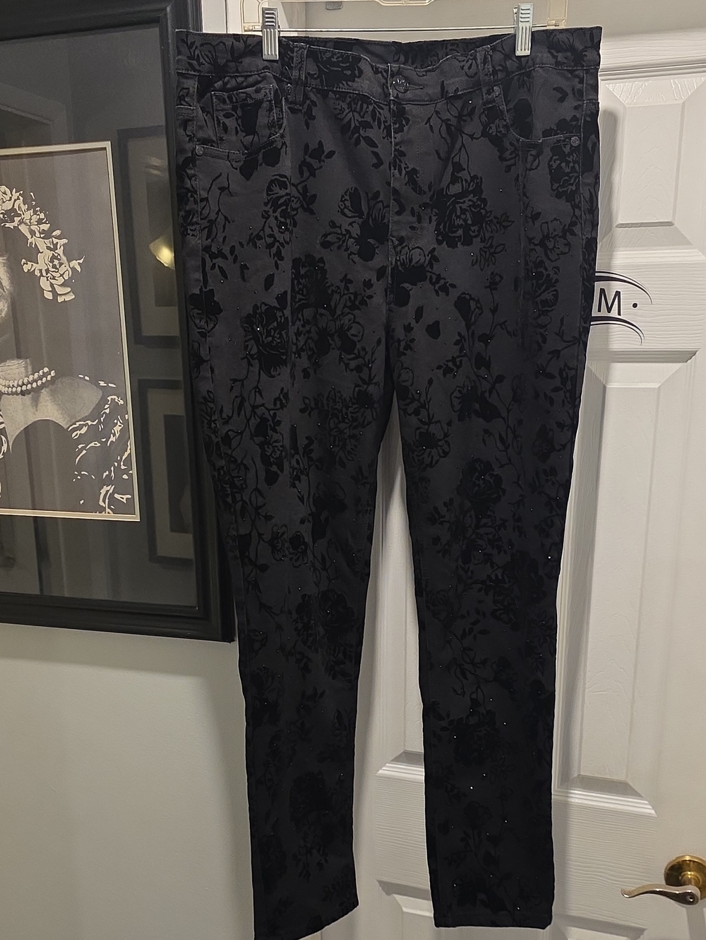 Black Floral Velvet Slim Pants